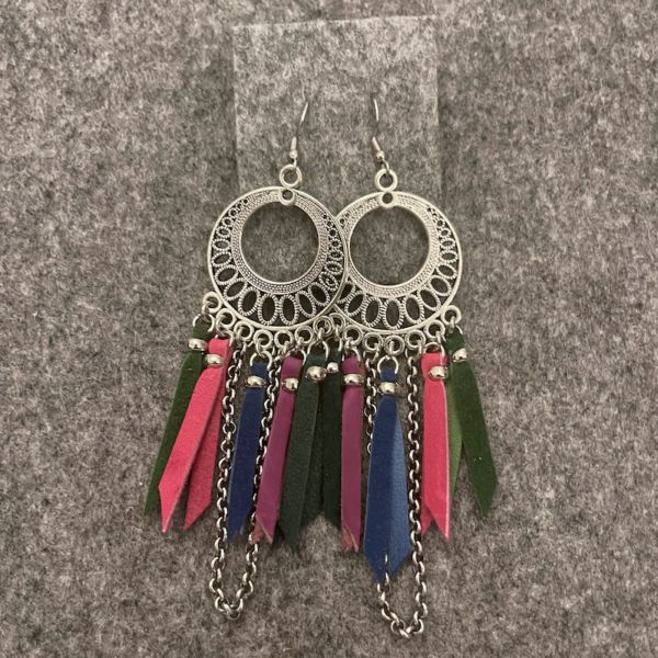 Voimanainen revontulten alla kahdeksan vuodenajan väreissä