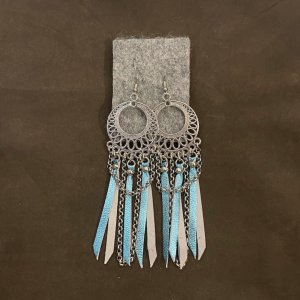 voimanainen kylmän keskellä kahdeksan vuodenajan väreissä