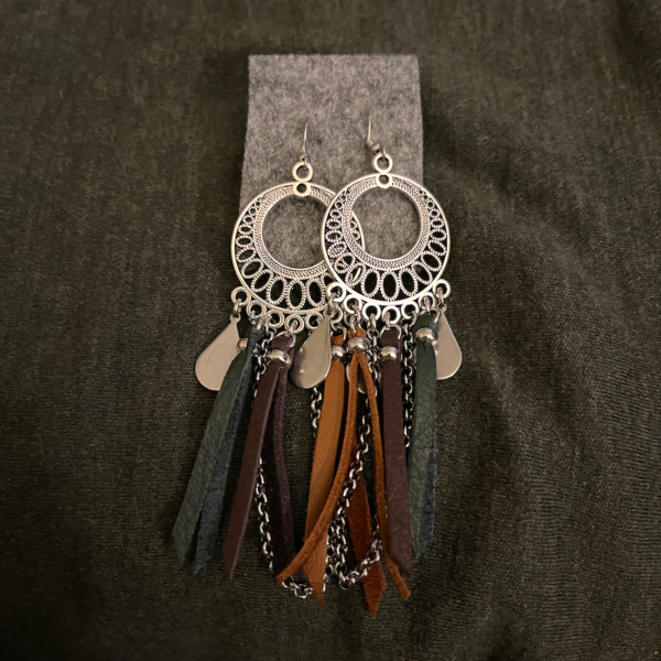 voimanainen ruskan hiipiessä kahdeksan vuodenajan väreissä